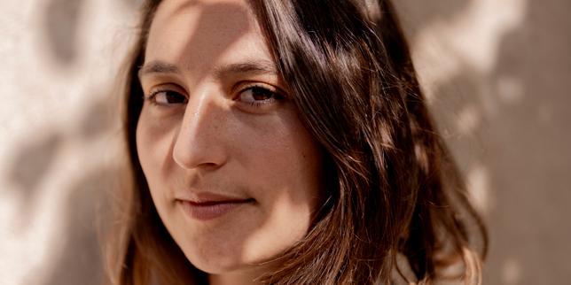 Du best-seller « Mon vrai nom est Elisabeth » à la scène, les coups de théâtre de l’écrivaine Adèle Yon