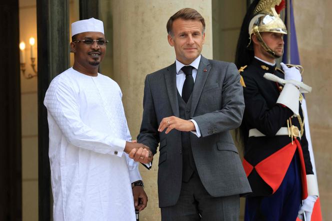 Le président français, Emmanuel Macron, accueille son homologue tchadien, Mahamat Idriss Déby, à l’Elysée, à Paris, le 13 octobre 2026. 