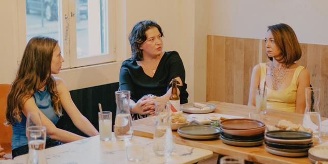 « Les gens qui me demandent comment ça va, j’ai envie de les tuer » : aux « apéros de la mort », la parole des personnes en deuil se libère