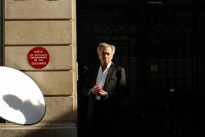 Bernard-Henri Lévy, devant les locaux de la revue littéraire « La Règle du jeu », à Paris, le 13 octobre 2026. - KAMIL ZIHNIOGLU POUR « LE MONDE »