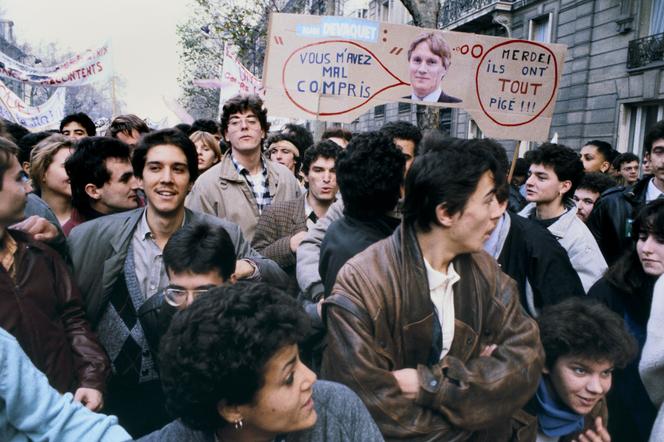 Une manifestation étudiante contre la loi Devaquet, en 1986, à Paris. - GÉRARD UFERAS