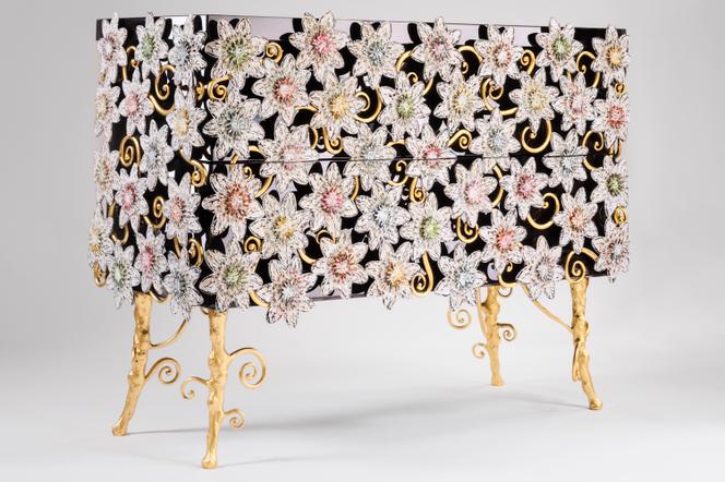 Commode Bagatelle (2026), en ébène de Macassar laqué et bronze doré à la feuille, fleurs peintes à la main, d’Hubert Le Gall. - CÉCIL MATHIEU