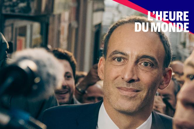 Tout juste vainqueur de la primaire de la gauche sociale-démocrate, dès le premier tour, le candidat Place publique, Raphaël Glucksmann, arrive, dimanche 11 octobre 2026, à la soirée électorale dans le 20ème arrondissement de Paris.  - MARIE MAGNIN/DIVERGENCE POUR « LE MONDE »