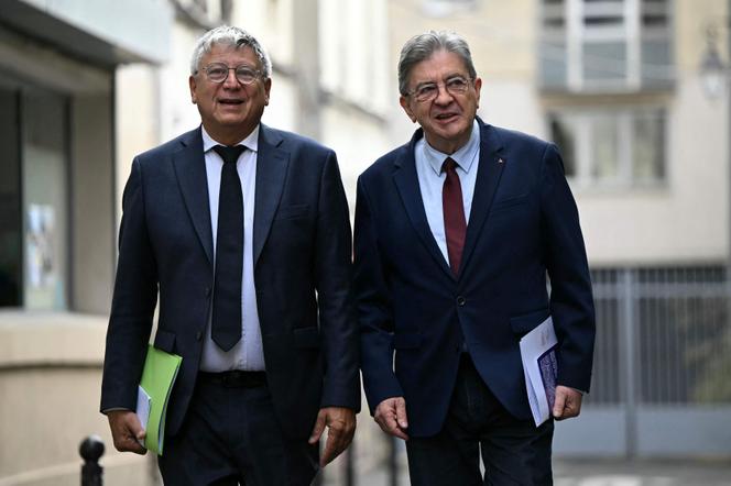 Le candidat de La France insoumise à l’élection présidentielle, Jean-Luc Mélenchon, et le président de la commission des finances de l’Assemblée nationale, Eric Coquerel (LFI), avant la présentation du contre-budget de LFI, à Paris, le 14 octobre 2026. - LOU BENOIST/AFP