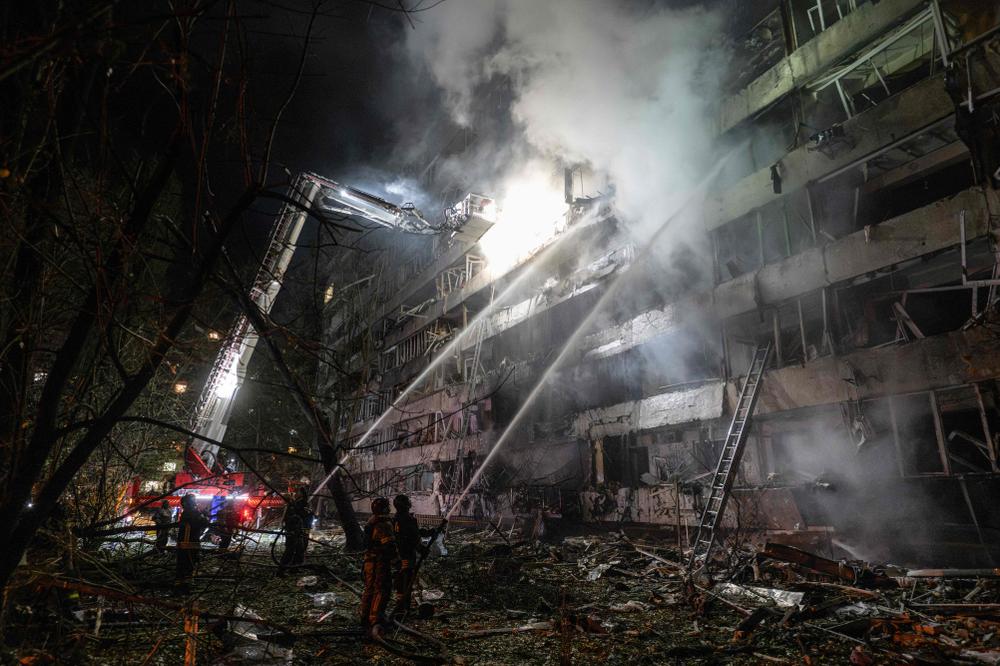 Des pompiers interviennent sur un incendie déclenché par un bombardement russe sur un immeuble d’habitation, à Kiev, le 14 octobre 2026. - GENYA SAVILOV/AFP