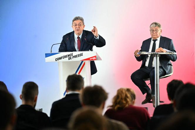 Jean-Luc Mélenchon, candidat « insoumis » à l’élection présidentielle de 2027, aux côtés du député Eric Coquerel (LFI), lors d’une conférence de presse consacrée à la manière dont ils rétabliraient l’ordre dans les finances publiques, au siège de La France insoumise, à Paris, le 14 octobre 2026. - LOU BENOIST/AFP