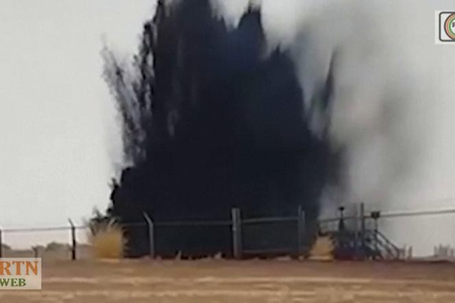 Cette vidéo de la Radio télévision nationale montre une éruption de pétrole à Agadem, au Niger, le 25 septembre 2026. - 