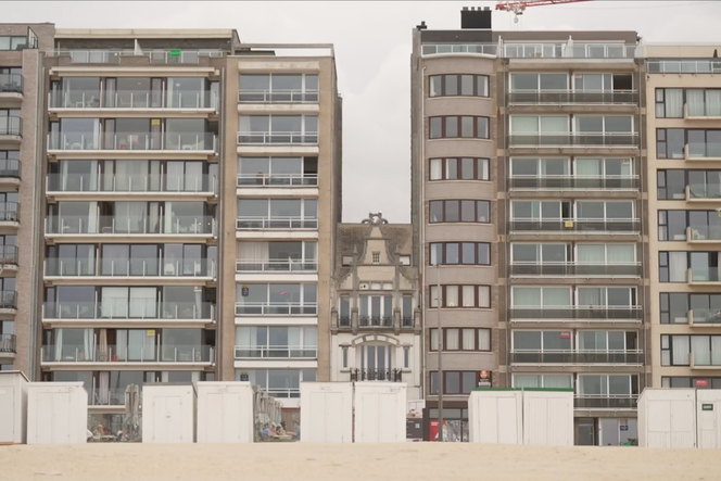 Capture d’écran d’une vidéo diffusée le 22 août 2026 sur le site Internet du média VRT, montrant la villa des Tournesols, à La Panne, en Belgique.
