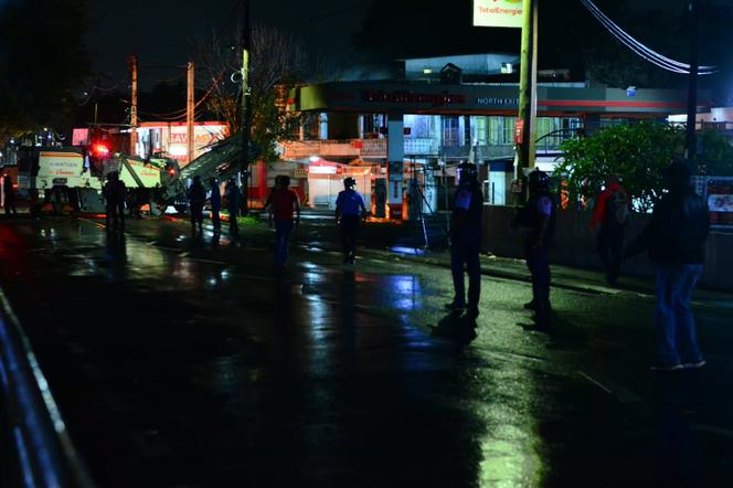 Des agents des forces de l’ordre assurent la sécurité dans les rues de Sainte-Croix, dans la banlieue de Port-Louis, à l’île Maurice, le 12 octobre 2026. - XINHUA/SIPA