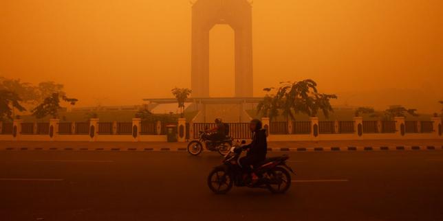 Des incendies géants continuent de ravager l’Indonésie, plongeant la région dans un brouillard toxique