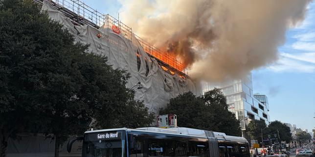 Ein anhaltender Brand in der Nähe der Pariser Austerlitz-Station