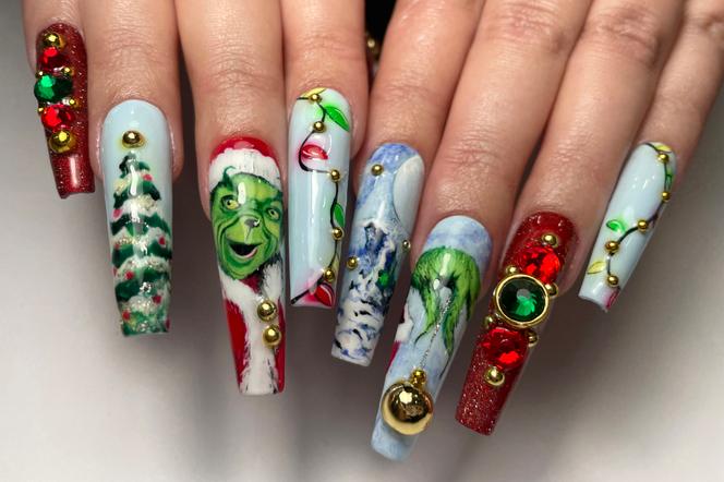 Manucure sur le thème du « Grinch » par la nail artist Lili Creuk, exécutée dans son salon parisien. - LILI CREUK