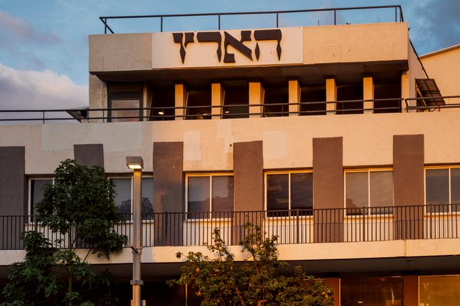 Siège du journal israélien « Haaretz », à Tel-Aviv, rue Schocken, du nom de la famille propriétaire du quotidien, en septembre 2026. - LUCIEN LUNG/RIVA PRESS POUR M LE MAGAZINE DU MONDE