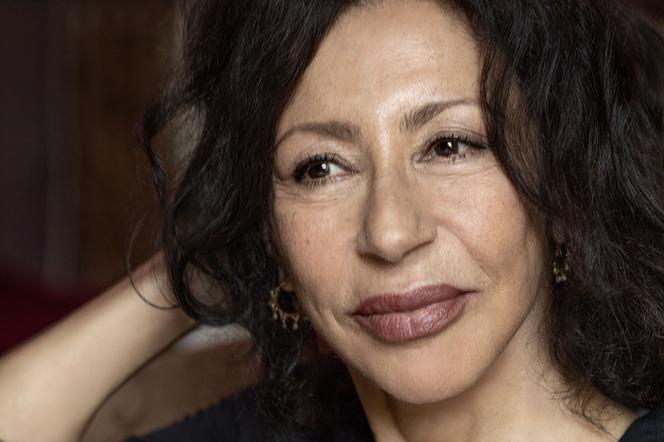 Yasmina Reza, à Paris, en 2024. - CAROLE BELLAÏCHE/CHARLETTE STUDIO/FLAMMARION