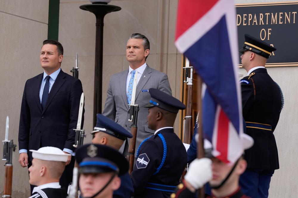 Le ministre de la défense américain, Pete Hegseth, accueille son homologue britannique, Wes Streeting, au Pentagone, à Washington, le 15 octobre 2026. - MANUEL BALCE CENETA/AP