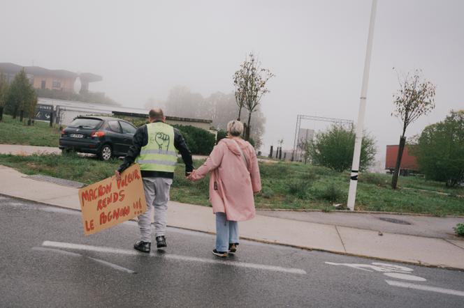 Stéphanie et Frédéric, sur le rond-point de Chalezeule, épicentre du mouvement des « gilets jaunes » en 2019, dans la banlieue de Besançon, le 14 octobre 2026. - LÉO KELER/HORS FORMAT POUR «LE MONDE»