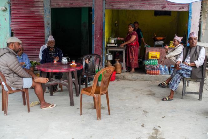 Dans un café de Devighat, dans le district de Nuwakot, au Népal, le 15 octobre 2026. - SUNIL PRADHAN/ANADOLU VIA AFP
