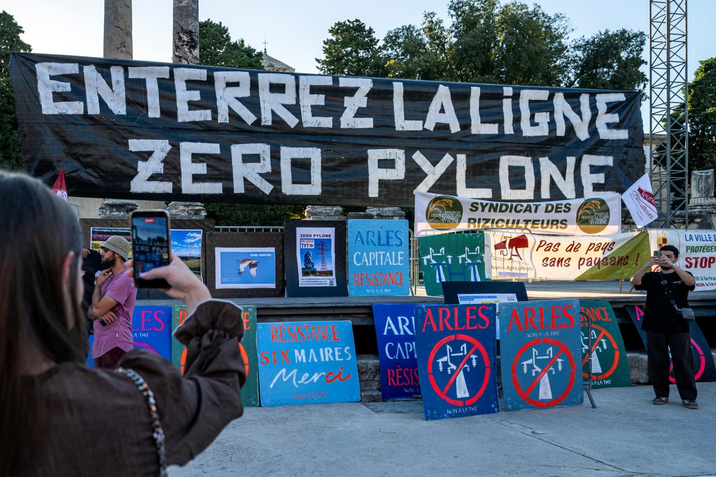 Le préfet des Bouches-du-Rhône lance l'enquête publique sur la ligne THT en Camargue, la contestation reste vive