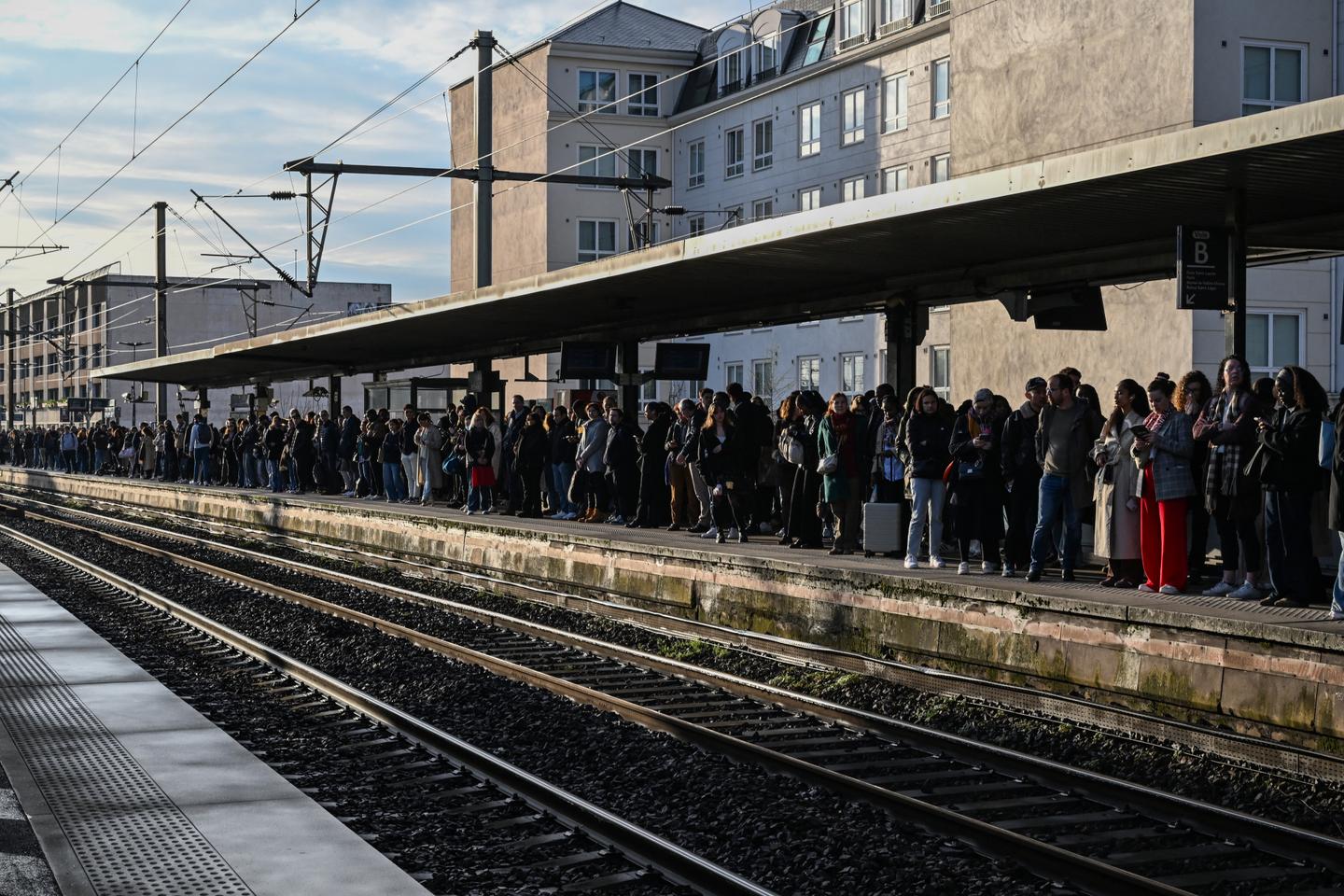 SNCF sets higher punctuality targets for Paris-area trains through 2030