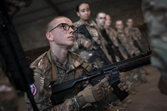 Raphaël, stagiaire du service national au 1ᵉʳ régiment de chasseurs de l’armée de terre, lors d’une séance de maniement des armes, à Thierville-sur-Meuse (Meuse), le 13 octobre 2026.   - ÉDOUARD ELIAS POUR « LE MONDE »
