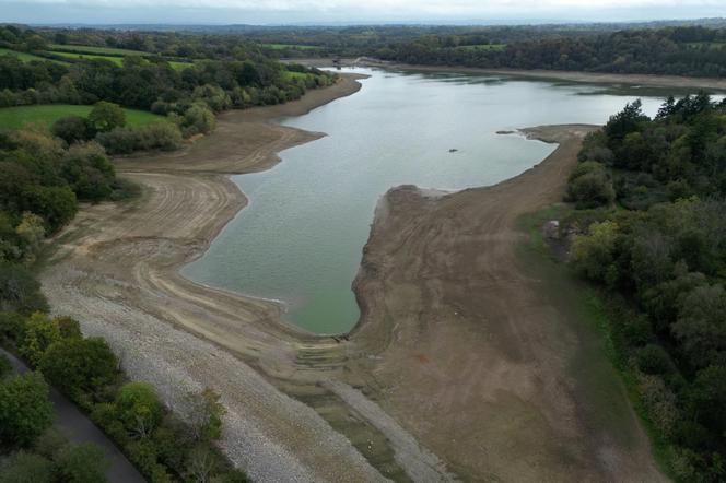 Vue aérienne du réservoir d’Ardingly prise par un drone, dans le West Sussex (sud-ouest de l’Angleterre, le 15 octobre 2026. South East Water, qui gère ce réservoir, indique que le niveau d’eau du réservoir est actuellement inférieur à 20 % de sa capacité. - TOBY MELVILLE/REUTERS