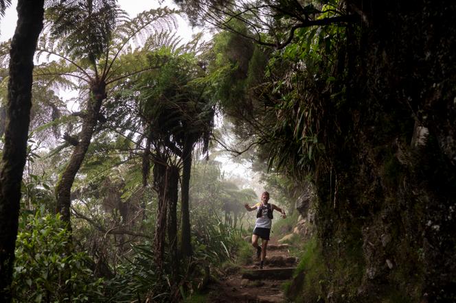 Lors de l’ultra-trail « La Diagonale des Fous », dans le cirque de Mafate (Réunion), le 22 octobre 2021. - BASTIEN DOUDAINE/COLLECTIF RELIEF/HANS LUCAS