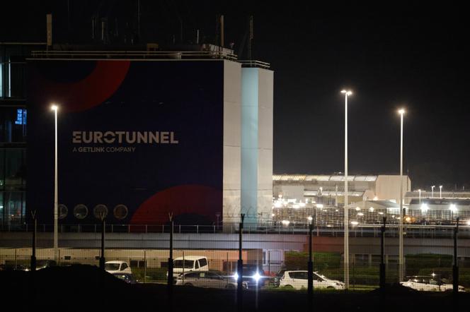 Le site du terminal d’Eurotunnel, photographié après qu’une navette a percuté un train de fret à l’arrêt au sein du terminal de chargement sécurisé du tunnel sous la Manche, à Coquelles, le 16 octobre 2026.  - JEAN-FRANÇOIS BADIAS/AP PHOTO