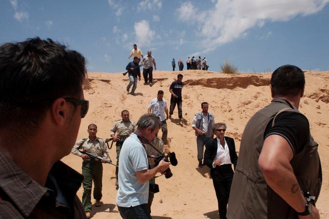 Visite de Bernard-Henri Lévy auprès des rebelles anti-Kadhafi, sur le front sud de Misrata (Libye), le 29 mai 2011. - JEROME SESSINI POUR « LE MONDE »