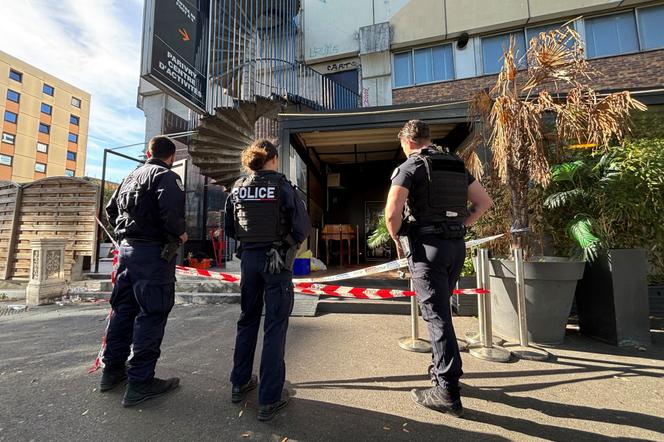 Devant le bar à chicha où deux hommes ont été tués par balle pendant la nuit du dimanche 11 au lundi 12 octobre, à Ivry-sur-Seine (Val-de-Marne), le 12 octobre 2026. - CAROLINE PIQUET/« LE PARISIEN »/MAXPPP