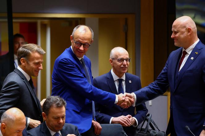 Le président de la République française, Emmanuel Macron, le chancelier allemand, Friedrich Merz, et le premier ministre letton, Andris Kulbergs, lors du sommet des dirigeants de l’Union européenne, à Bruxelles, le 15 octobre 2026.  - YVES HERMAN/REUTERS