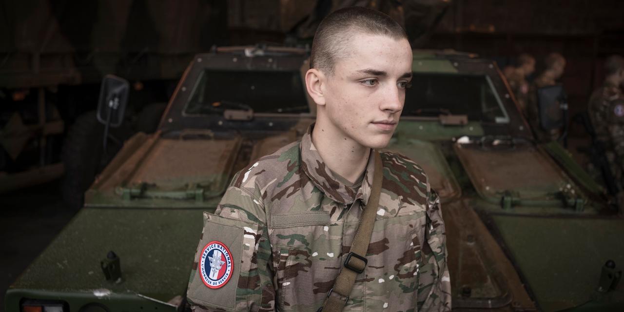 Raphaël, stagiaire du service national au 1er régiment de chasseurs (1er RC), apprend à réagir à un incident de tir lors d’une séance de maniement des armes. A Thierville-sur-Meuse (Meuse), le 13 octobre 2026.