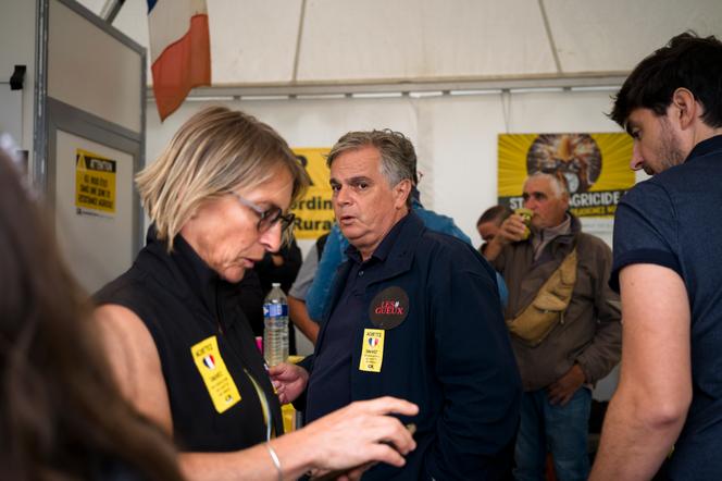 Alexandre Jardin, écrivain et fondateur du mouvement Les Gueux, en présence de Véronique Le Floc’h, alors présidente générale de Coordination rurale, à la foire de Châlons-en-Champagne, le 29 août 2025. - TERENCE BIKOUMOU POUR « M LE MAGAZINE DU MONDE »