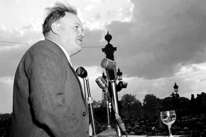 Maurice Thorez, alors ministre de la fonction publique, sur la place de la Concorde, à Paris, le 1ᵉʳ mai 1947. - AFP