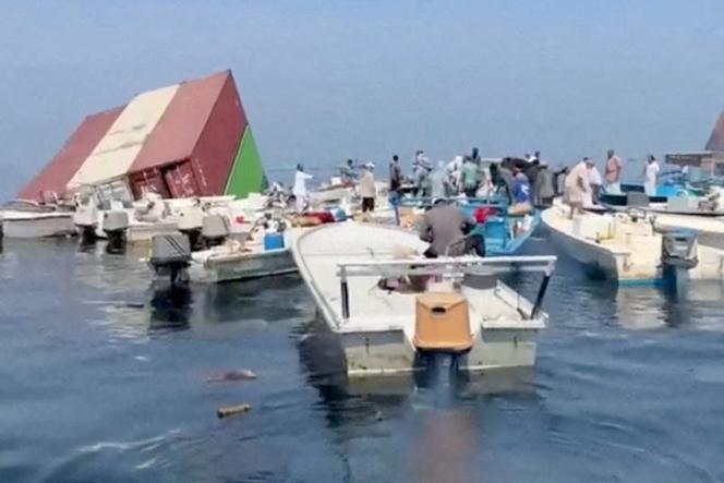 Des conteneurs flottent dans l’eau après le naufrage d’un navire près du détroit d’Ormuz, au large des côtes d’Oman, sur une capture d’écran extraite d’une vidéo publiée le 14 octobre 2026 sur les réseaux sociaux et vérifiée par l’agence Reuters. Le navire aurait sombré après avoir été frappé par une mine navale.