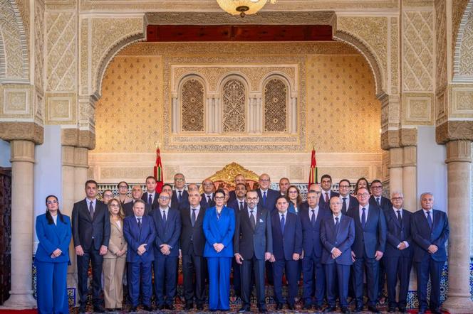 Le roi Mohammed VI du Maroc, aux côtés de la première ministre, Fatima Ezzahra El-Mansouri, et des membres du gouvernement nommé le 16 octobre, au palais royal de Rabat, le 16 octobre 2026. - DRISS BEN MALEK/MAGHREB ARABE PRESSE/AFP