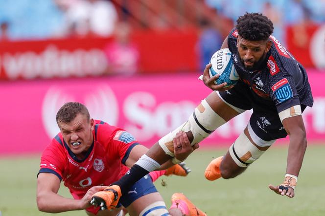 Hyron Andrews, des Sharks, est plaqué par Walt Steenkamp, ​​des Bulls, au stade Loftus Versfeld, à Pretoria, en Afrique du Sud, le 30 octobre 2022. - PHILL MAGAKOE/AFP
