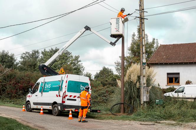 Installation de la fibre par l’entreprise BVS, prestataire du département, à Navilly (Sâone-et-Loire), le 24 septembre 2025. - CLAIRE JACHYMIAK/HANS LUCAS POUR « LE MONDE »