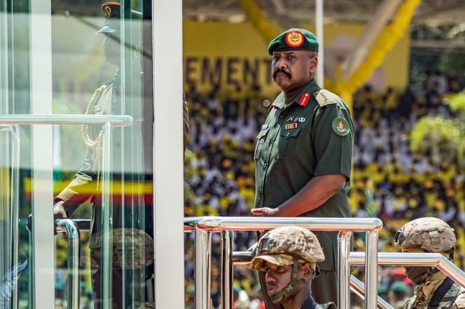 Muhoozi Kainerugaba passe en revue un défilé militaire depuis un véhicule lors de la cérémonie d’investiture de son père, à la suite de la réélection de ce dernier à la présidence, sur l’esplanade de Kololo à Kampala (Ouganda), le 12 mai 2026. - BADRU KATUMBA/AFP