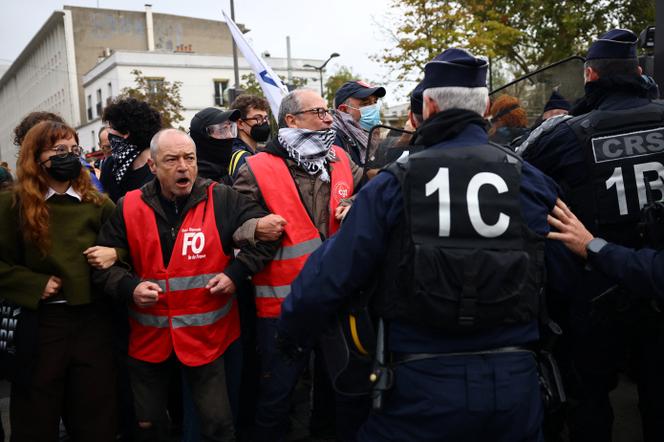 Des lycéens, des parents et des enseignants bloquent une rue près du lycée Hélène-Boucher, à Paris, le 16 octobre 2026. - SARAH MEYSSONNIER/REUTERS