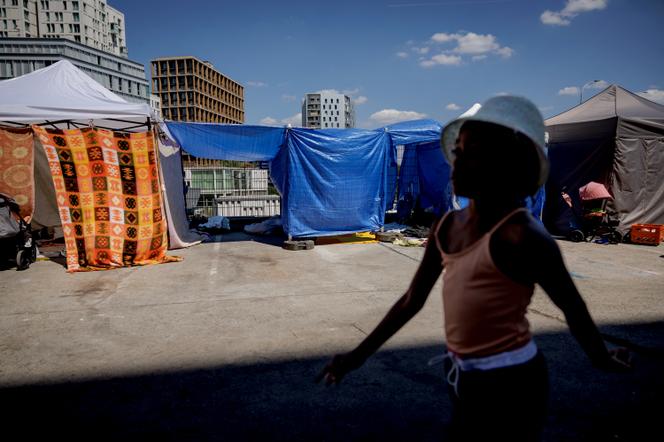 Des familles en attente de logement d’urgence occupent la cour du Samu social, à Paris, le 1ᵉʳ août 2026.  - SIMON WOHLFAHRT/AFP