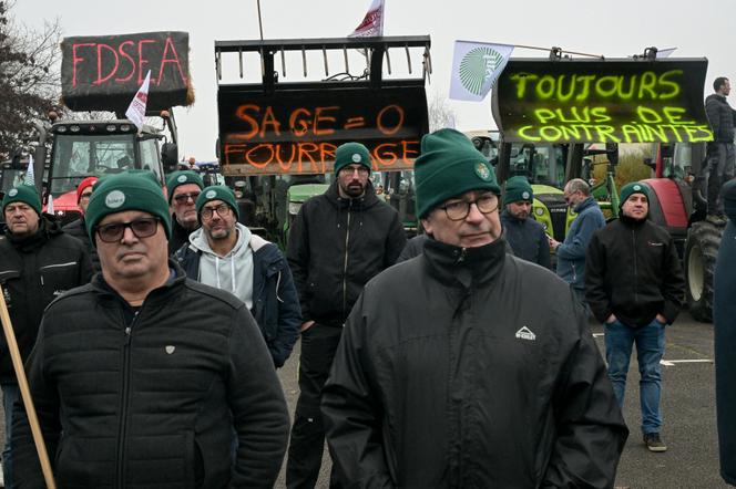 Des agriculteurs de la FNSEA-JA manifestent en marge d’une réunion consacrée à l’approbation de la révision du schéma d’aménagement et de gestion des eaux (SAGE) du bassin versant de la Vilaine, à Châteaubourg (Ille-et-Vilaine), le 11 décembre 2025. - DAMIEN MEYER/AFP