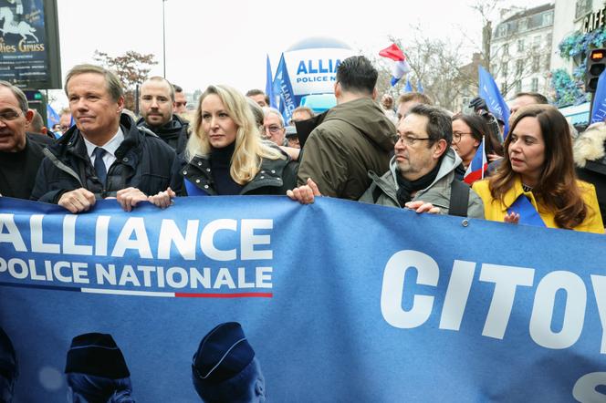 Nicolas Dupont-Aignan (président de Debout la France), aux côtés des eurodéputées Marion Maréchal (Identité Libertés) et Sara Knafo (Reconquête !), lors d’une manifestation de soutien à la police nationale à l’appel d’Alliance, premier syndicat de la profession, à Paris, le 31 janvier 2025.  - ALAIN JOCARD/AFP