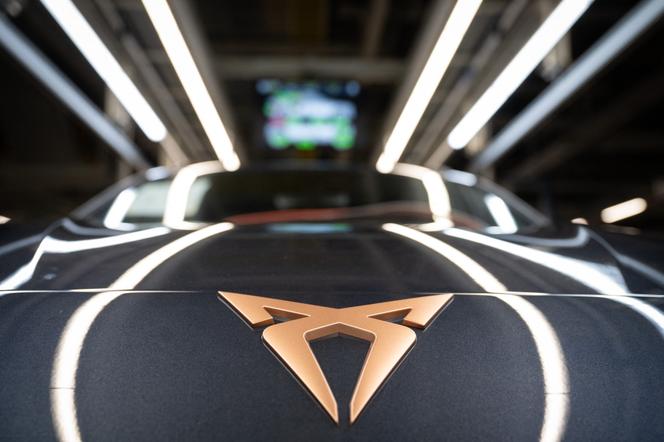 Le logo de Cupra, sur un modèle Formentor, à l’usine Seat de Martorell, en Espagne, le 27 juin 2024. - JOSEP LAGO/AFP