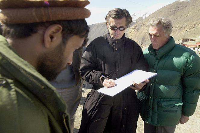 Bernard-Henri Lévy signant le registre de condoléances sur la tombe d’Ahmed Chah Massoud, ou commandant Massoud, dans le village de Khanis (Afghanistan), le 24 février 2002. - JEWEL SAMAD/AFP