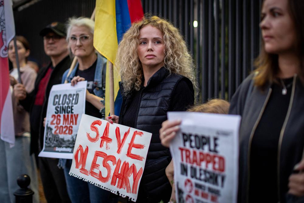 Manifestation à Varsovie pour appeler à sauver les habitants de la ville ukrainienne d’Olechky, le 6 octobre 2026. - WOJTEK RADWANSKI/AFP
