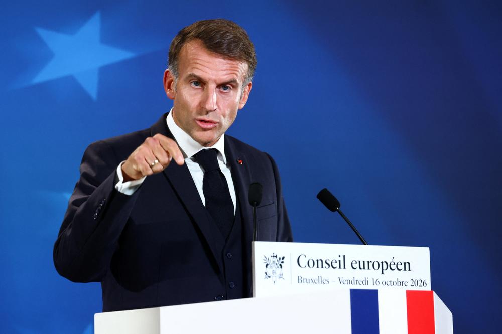 Emmanuel Macron, lors d’une conférence de presse en marge d’un sommet des dirigeants de l’Union européenne, à Bruxelles, le 16 octobre 2026. - YVES HERMAN/REUTERS