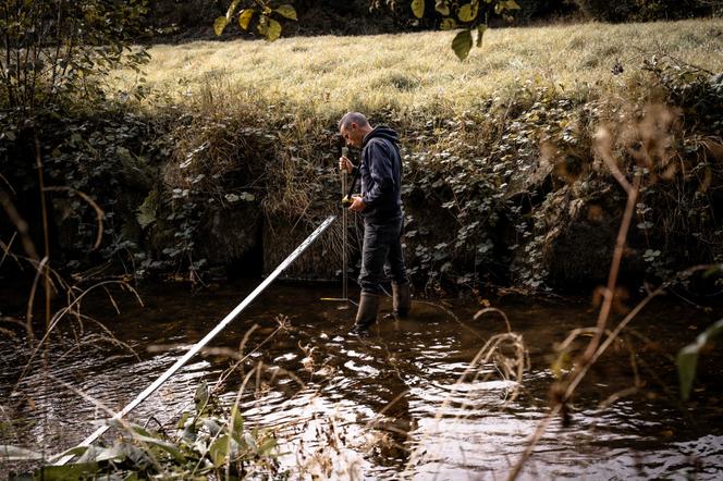 Sébastien Le Goff, responsable de la cellule ingénierie et plan d’action d’An Dour, effectue des mesures du niveau d’eau dans le Dourduff, à Morlaix (Finistère), le 14 octobre 2026.  - PHILIPPE BRAULT POUR « LE MONDE »