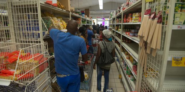 En Guadeloupe, des blocages contre la vie chère et des heurts perturbent l’archipel du nord au sud