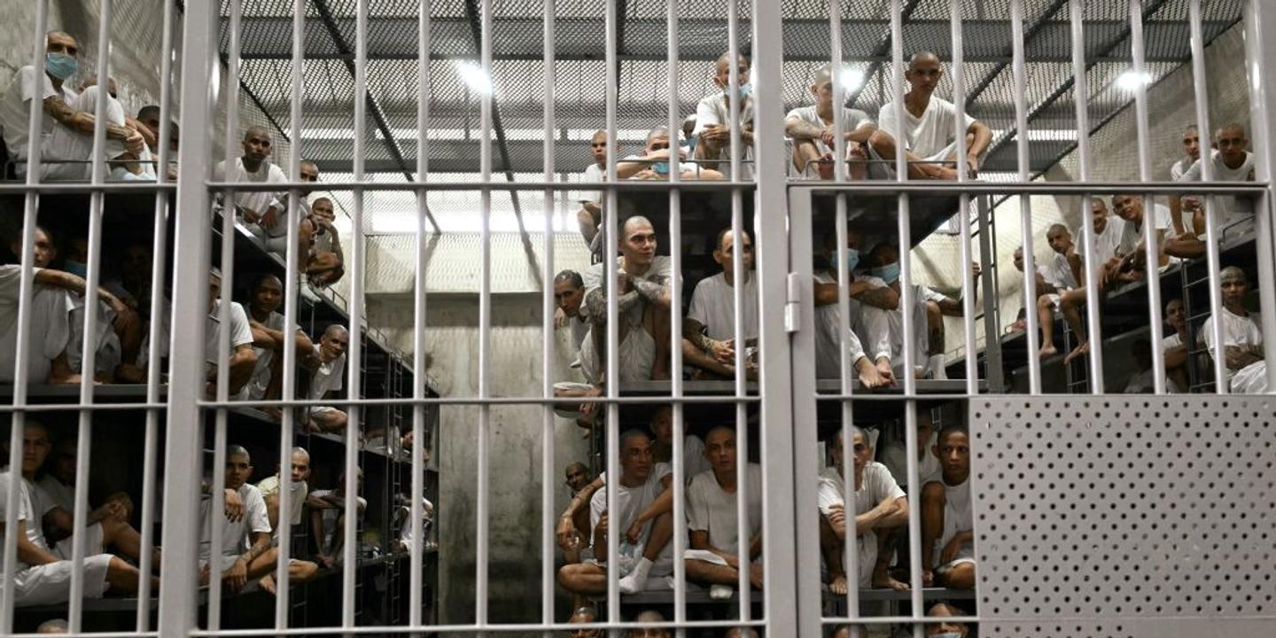Salvador : derrière la chute historique de la criminalité, des dizaines de milliers de détenus en attente d’un jugement
