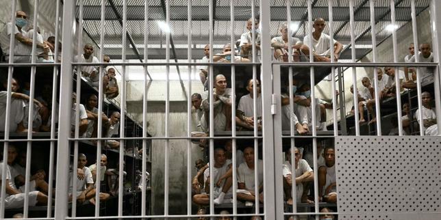 Salvador : derrière la chute historique de la criminalité, des milliers de détenus dans l’attente d’être jugés